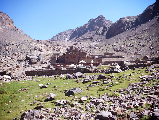 First glimpse of the Neltner Reguge at (3207m) a very welcome sight